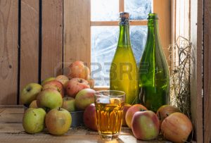 45613172-bouteilles-et-verre-de-cidre-avec-des-pommes